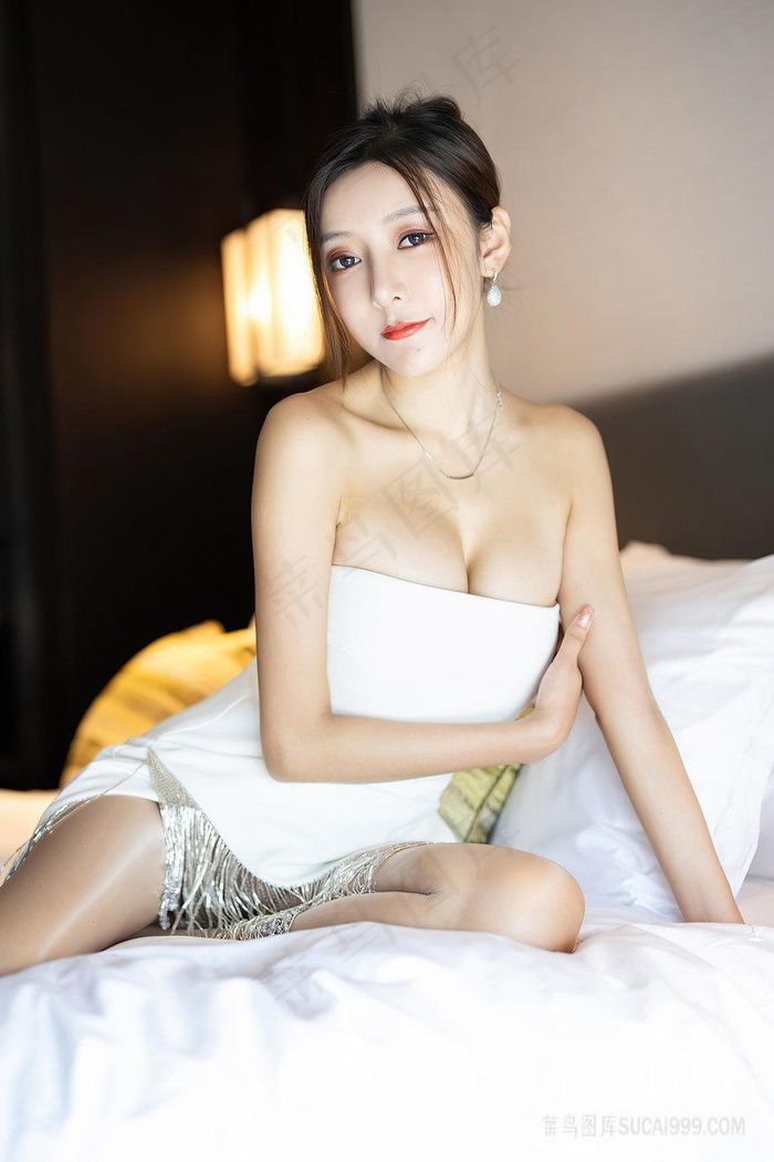 体育老师在单杠下抄了一节课